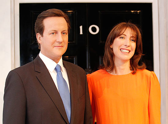 Samantha Cameron posa ao lado da esttua de cera do marido David, premi britnico