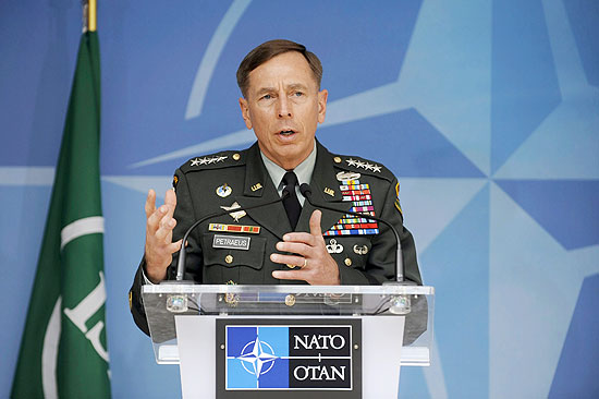 General americano David Petraeus, chefe das foras internacionais no Afeganisto, fala durante evento da Otan