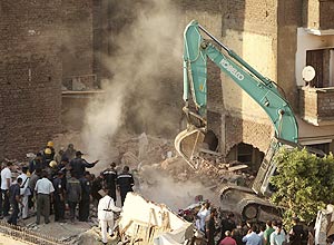 Equipes de resgate buscam sobreviventes nos escombros de prédio que desabou no Cairo