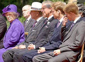 A rainha Elizabeth 2 (esq.) e os prncipes Philip, Charles, William e Harry em evento pblico 