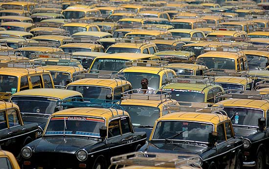 Greve geral deixa centenas de táxis paralisados em Mumbai, maior cidade indiana e centro financeiro do país