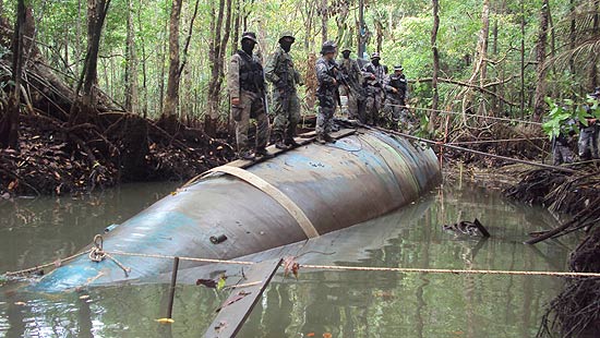 Soldados ao redor de submarino apreendido, que seria usado para transportar drogas