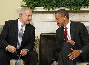 Premi de Israel, Binyamin Netanyahu (esq.), se rene com o presidente Barack Obama na Sala Oval da Casa Branca