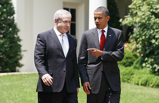 Barack Obama e Binyamin Netanyahu caminham pela Casa Branca, em visita oficial do premiê israelense aos EUA