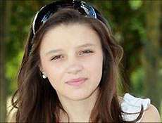 Adolescente alérgica Laura Kukic, 14, que teve choque anafilático após beijar namorado