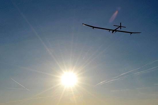 Avião Solar Impulse faz seu primeiro voo de 25 horas, para testar capacidade das baterias no período noturno