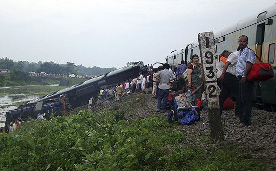 Ao menos um menino morreu e 13 ficaram feridos após suposto atentado contra trem na Índia