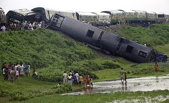 Seis vagões de um trem rumo à Calcutá descarrilaram após explosão nos trilhos da ferrovia
