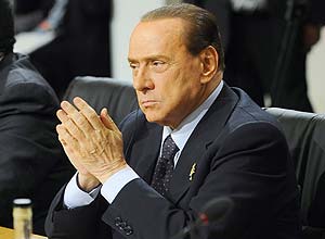 Primeiro-ministro italiano, Silvio Berlusconi, participa de cpula do G8; sua popularidade caiu nove pontos em pesquisa