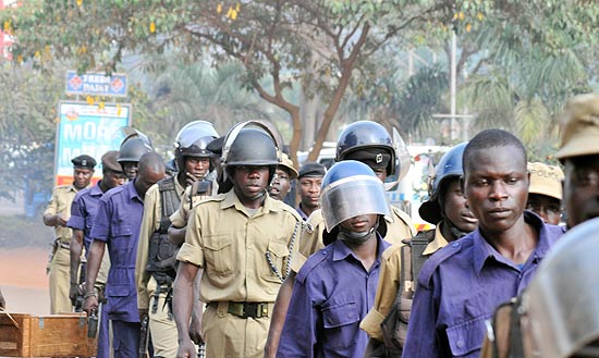 Policiais ugandenses chegam  cena das exploses do domingo, que mataram ao menos 74 pessoas