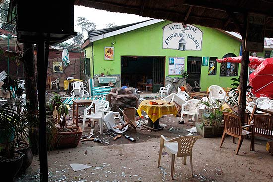 Mesas e cadeiras reviradas aps exploso em restaurante em Campala, onde torcedores viam final da Copa