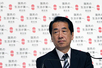 Naoto Kan foi reeleito presidente do Partido Democrtico e seguir  frente do Executivo no Japo 