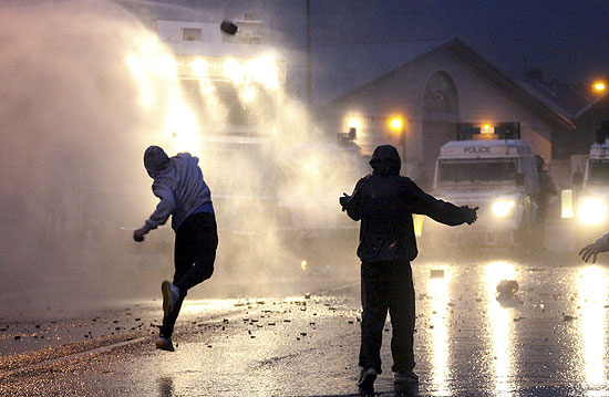 Nacionalistas irlandeses atacam polícia 
antidistúrbio na Irlanda do
 Norte, na terceira noite de protestos