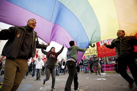 Apoiadores do casamento gay aguardam aprovação da lei aprovando o matrimônio em Buenos Aires (Argentina)
