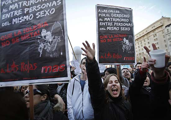 Antes da aprovao, ativistas marcham pelas ruas de Buenos Aires para pedir a passagem do projeto de lei