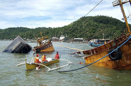 Barcos danificados por passagem do tufão Conson pelas Filipinas; ao menos 37 morrem e 26 desaparecem