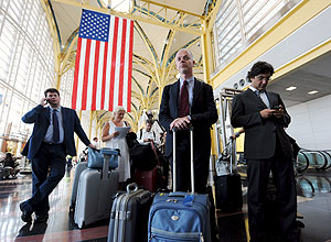 Passageiros fazem fila enquanto esperam a volta da energia no aeroporto nacional Reagan