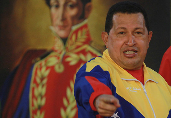 Em reação, Hugo Chávez rompeu relações com a Colômbia e disse que Álvaro Uribe é "mentiroso" e "mafioso"