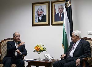 Palestino Mahmoud Abbas (dir.) conversa com o enviado americano George Mitchell sobre os esforos por um dilogo de paz na regio 
