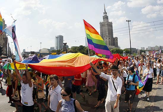 Manifestantes participam de parada gay em Varsvia, na Polnia, que reuniu cerca de 8.000 