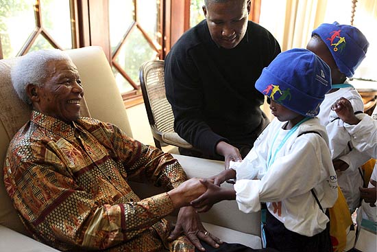 Nelson Mandela recebe crianas da vila onde nasceu; novo livro revela dores de ser um cone mundial 