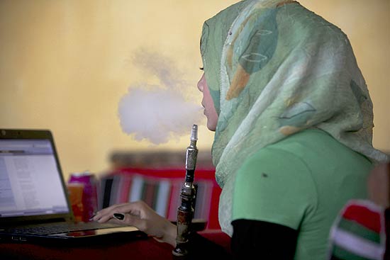 Mulher fuma narguil em um cyber caf em Gaza; Hamas proibiu a prtica em nome da tradio