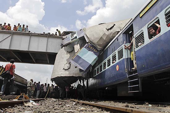 Equipes de resgate tentam encontrar sobreviventes nos escombros de dois trens que colidiram na Índia 
