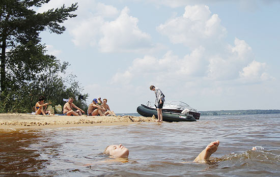 Russos aproveitam calor para nadar no rio Volga; ao menos 507 morreram afogados em meio ao verão no país 