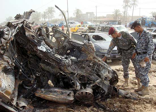 Carro-bomba  inspecionado pela polcia iraquiana aps exploso na cidade de Qora Tappa, a 120 km de Baquba