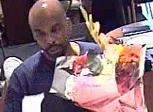 Foto divulgada pela polcia de Nova York mostra homem que assaltou banco usando buqu de flores