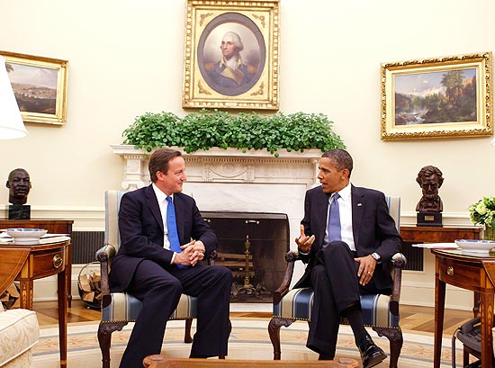 Premi britnico, David Cameron (esq.), conversa com o presidente americano, Barack Obama, na Casa Branca 
