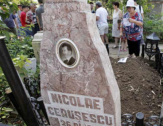 Famlia suspeita que corpos no sejam de Ceausescu e sua mulher, executados no dia do Natal em 1989