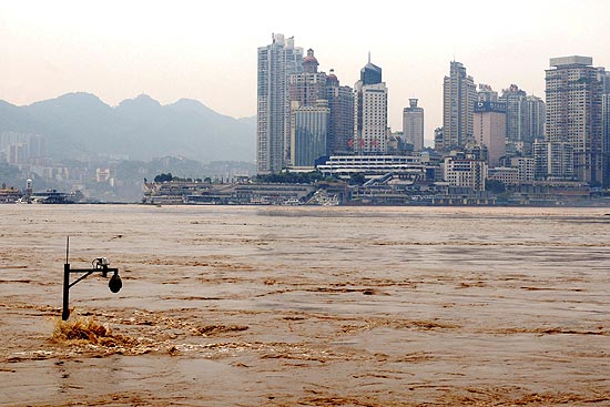 Poste de luz fica encoberto por enchentes do rio Yangtze, no sudoeste da China; 347 esto desaparecidos 