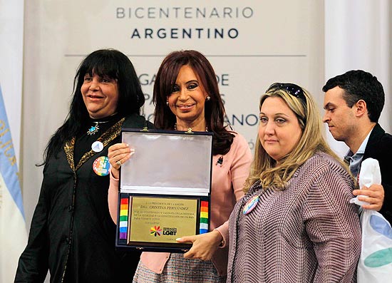 Cristina Kirchner recebe placa de homenagem de organizaes que defendem os direitos dos homossexuais