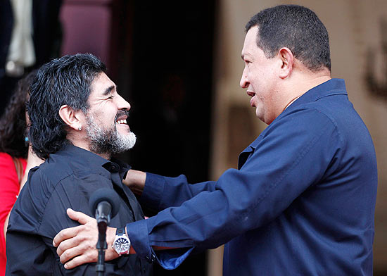 Hugo Chávez anunciou ruptura de relações entre Caracas e Bogotá ao lado do argentino Diego Maradona