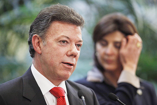 O presidente eleito da Colômbia, Juan Manual Santos, disse que não se pronunciar é "melhor contribuição"