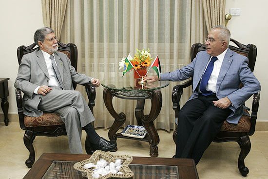 Celso Amorim (esq.) conversa com o premi palestino, Salam Fayyad, em visita a Ramallah, na Cisjordnia