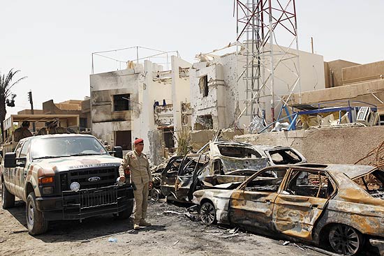 Soldado iraquiano observa danos causados por exploso de bomba no escritrio da emissora Al Arabiya, em Bagd
