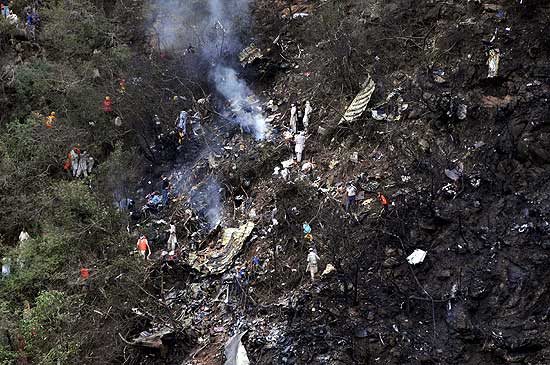 Região fica em cinzas após queda de Airbus paquistanes na colina de Margala; 152 morreram