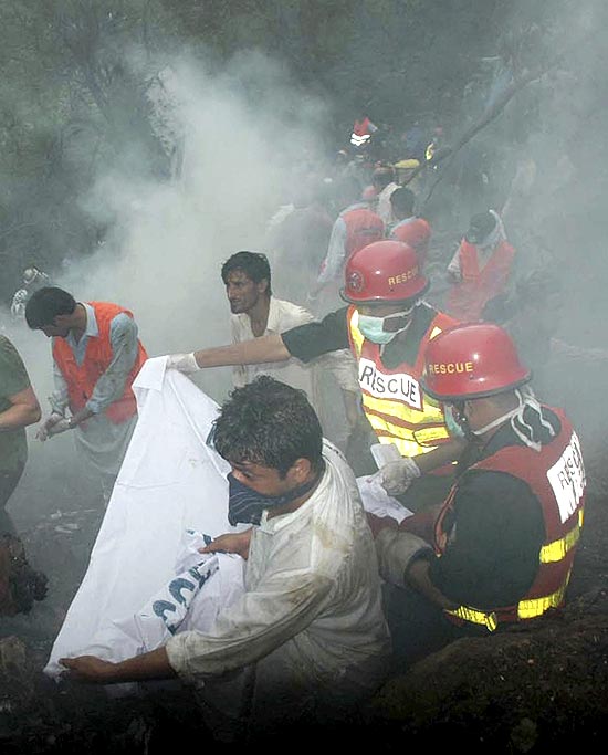 Equipes de resgate recuperam restos de vítimas de um dos piores acidentes aéreos do Paquistão