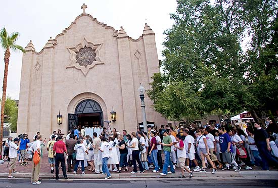 Dezenas de ativistas se renem em frente  catedral para protestar contra a lei de imigrao do Arizona