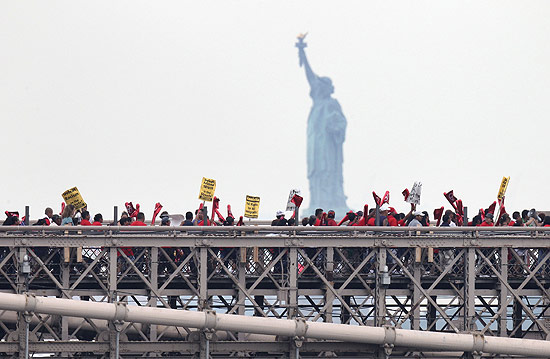 Manifestantes ocupam a ponte de Brooklyn, em Nova York, em um dos protestos nacionais contra a lei do Arizona