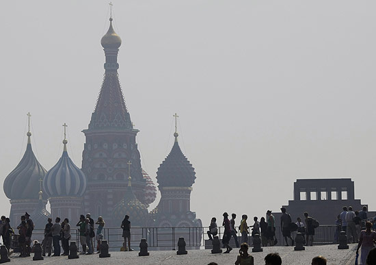 Céu de Moscou ganha tom cinza com forte fumaça que domina a capital; calor bate recorde histórico
