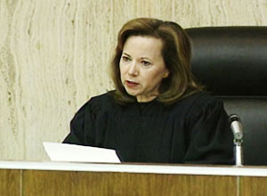 Imagem de TV mostra a juza federal Susan Bolton, que bloqueou partes da lei