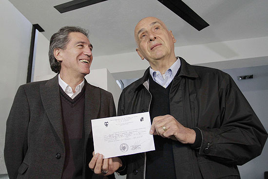 Jose Luis David Navarro, 54, (à esq.) e Miguel Angel Calefato, 65, o primeiro casal gay a se unir na Argentina