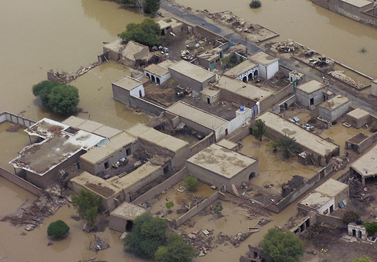 Vista aérea mostra danos causados por enchentes no Paquistão; ao menos 400 morreram em três dias 