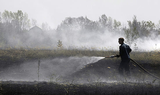Bombeiros trabalham na conteno de incndios florestais na Rssia; ao menos 28 morreram no pas