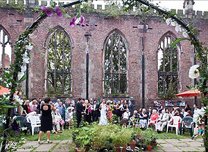 O casamento sob as runas da igreja de So Lucas, em Liverpool, era um sonho antigo da noiva britnica