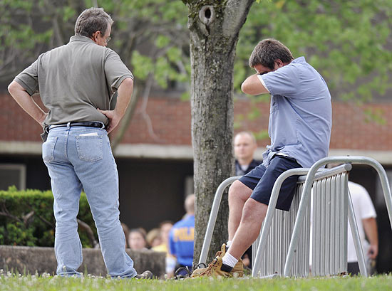 Funcionários e parentes aguardam informações sobre as vítimas de um atirador que matou oito nos EUA