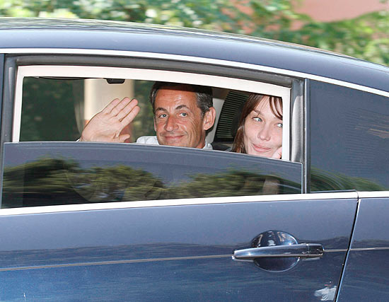 O presidente francs, Nicolas Sarkozy, e sua mulher, Carla Bruni, chegam a Cap Ngre para passar frias de vero
